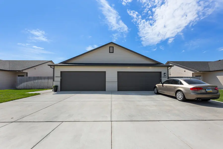 12105 / 12107 W Shadow Lakes St, Maize, KS 67205-5261