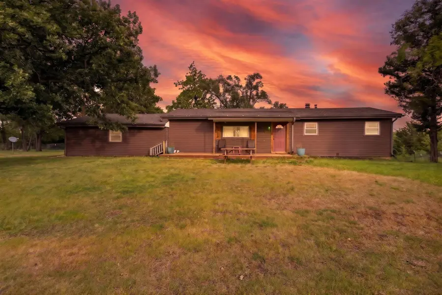 15798 SW Prairie Creek Rd, Rose Hill, KS 67133
