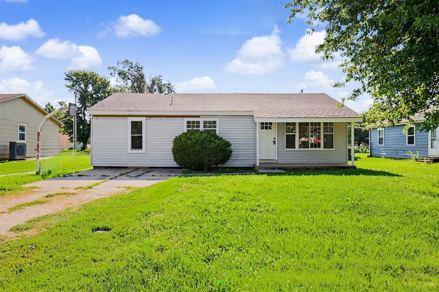 104 N Jackson Ave, Sedgwick, KS 67135