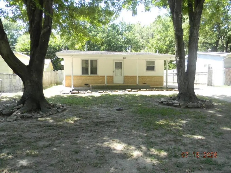 315 S STEWART DR, Haysville, KS 67060