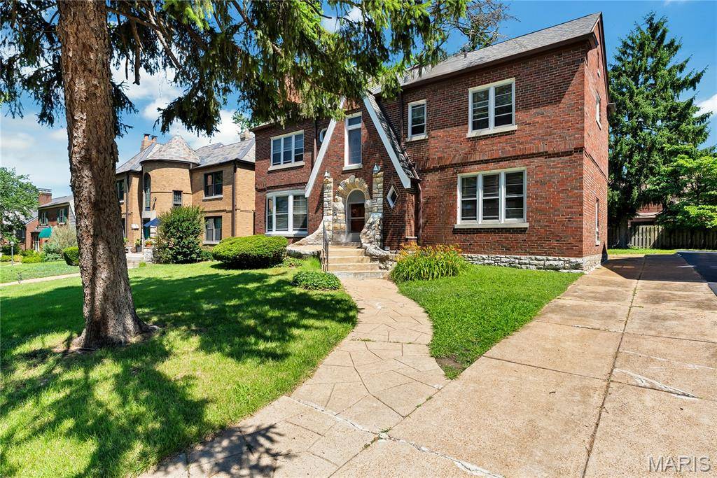 8015 Davis DR, Clayton, MO 63105