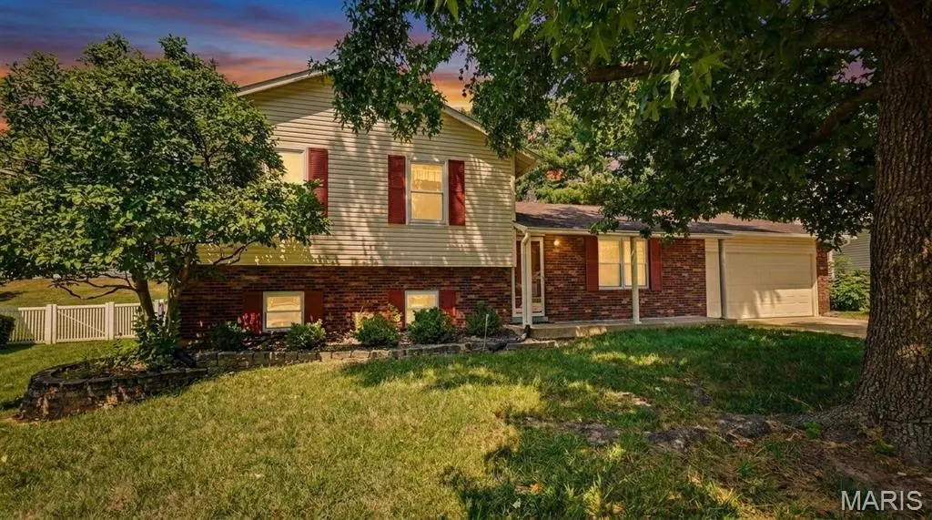 2215 Graystone DR, St Charles, MO 63303