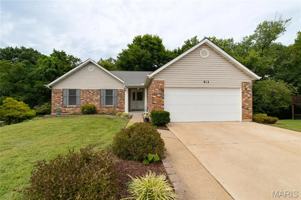 912 Gastorf PL, Florissant, MO 63031