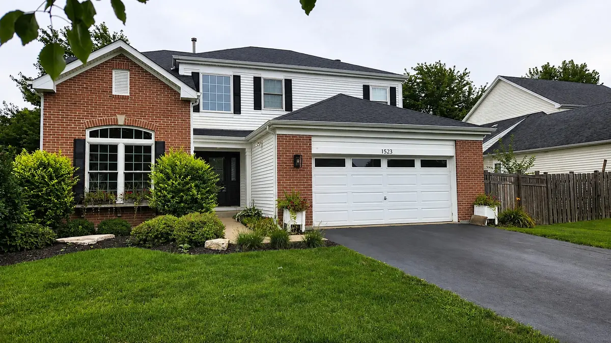 1523 Schumacher DR W, Bolingbrook, IL 60490