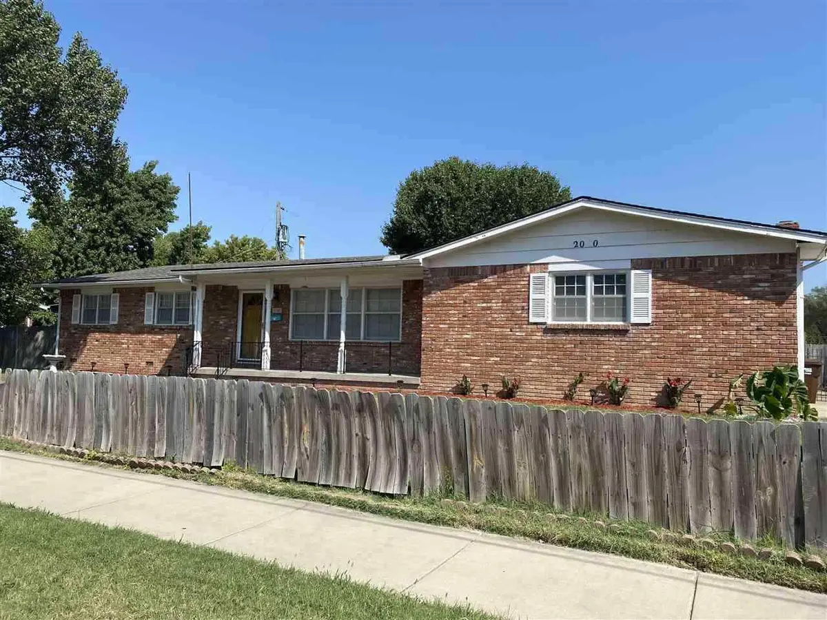 2040 W Pawnee Ct, Wichita, KS 67213-3154
