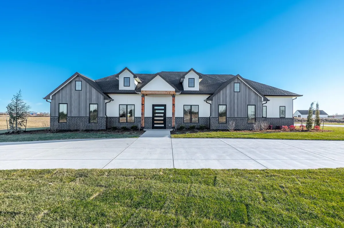 11270 E Quail Creek Rd, Derby, KS 67037