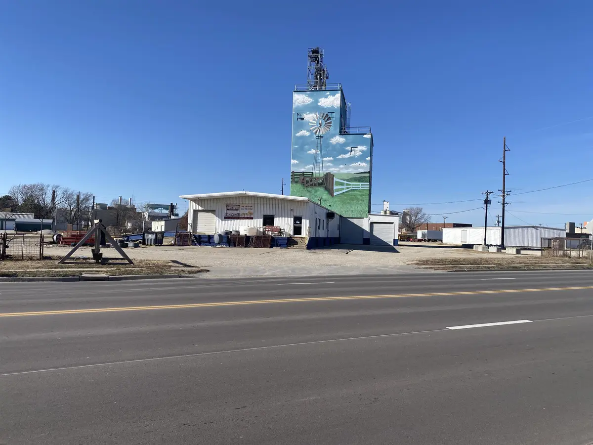 515 6th St, Clay Center, KS 67432