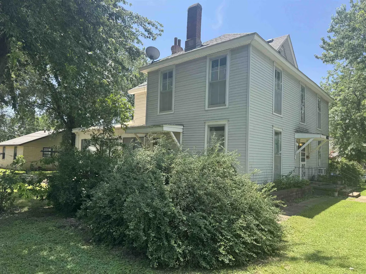 403 E 11th Ave, Winfield, KS 67156