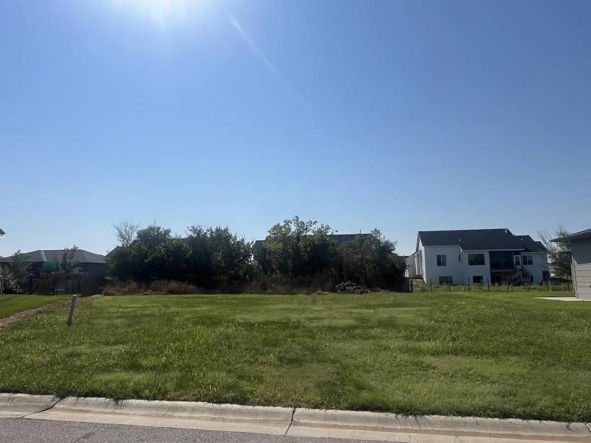 4662 W Emerald Bay Ct, Wichita, KS 67205