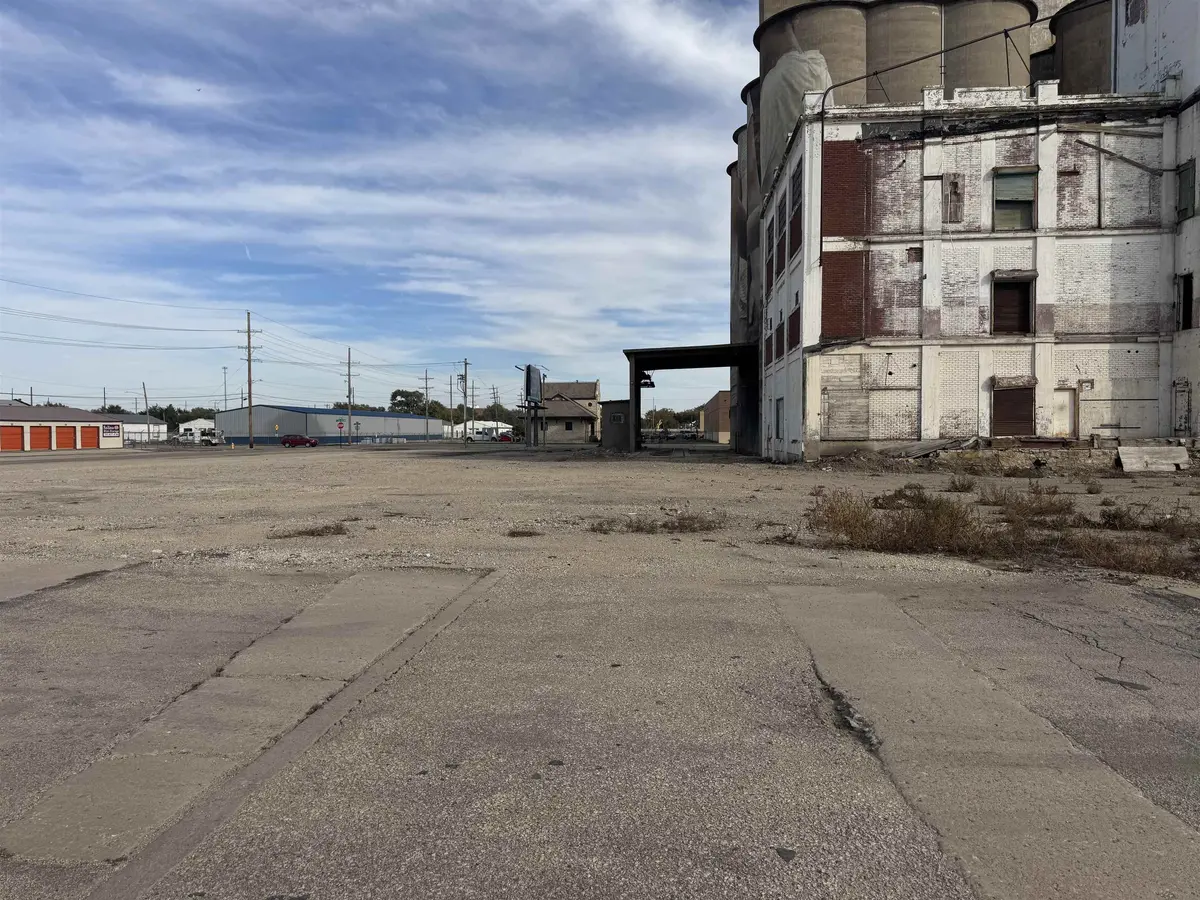343 N Santa Fe Ave, Salina, KS 67401