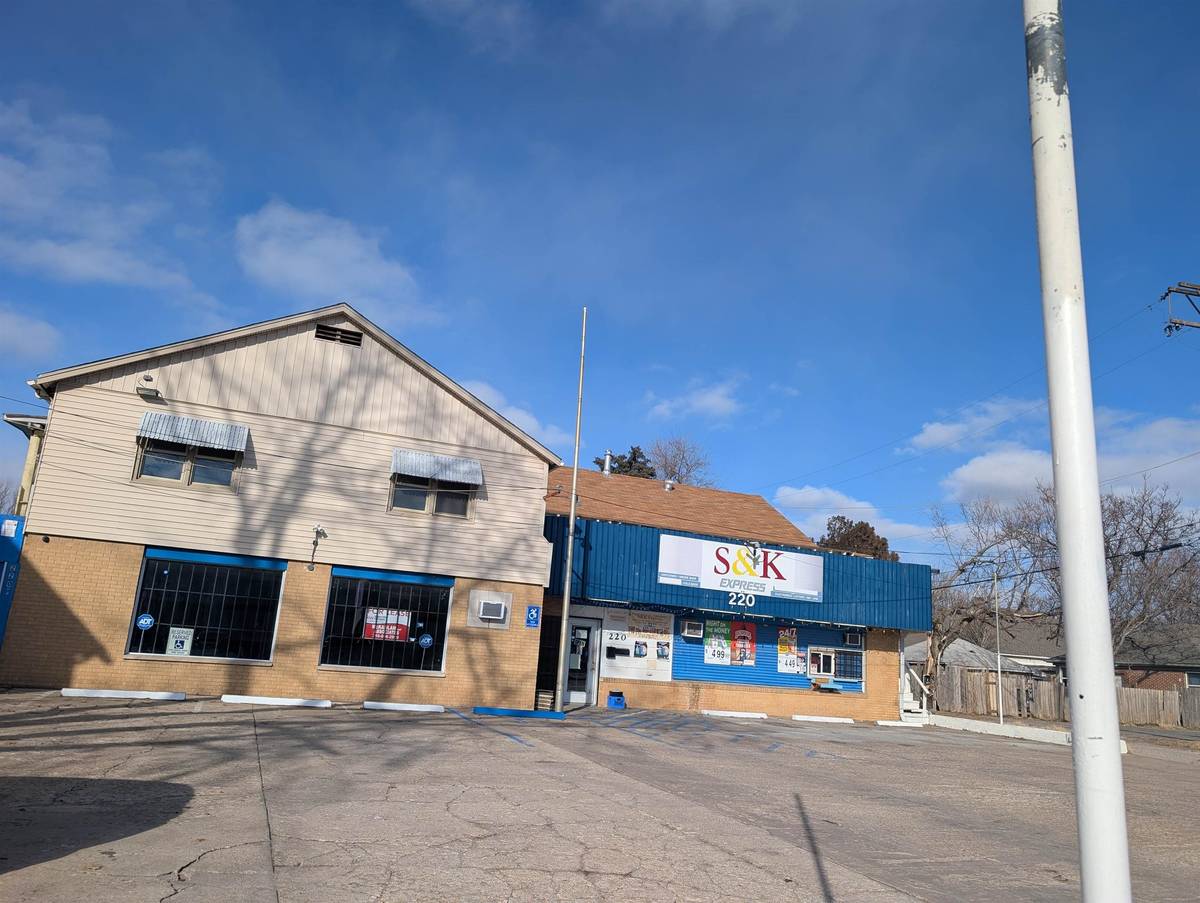 220-224 W Harry St, Wichita, KS 67213