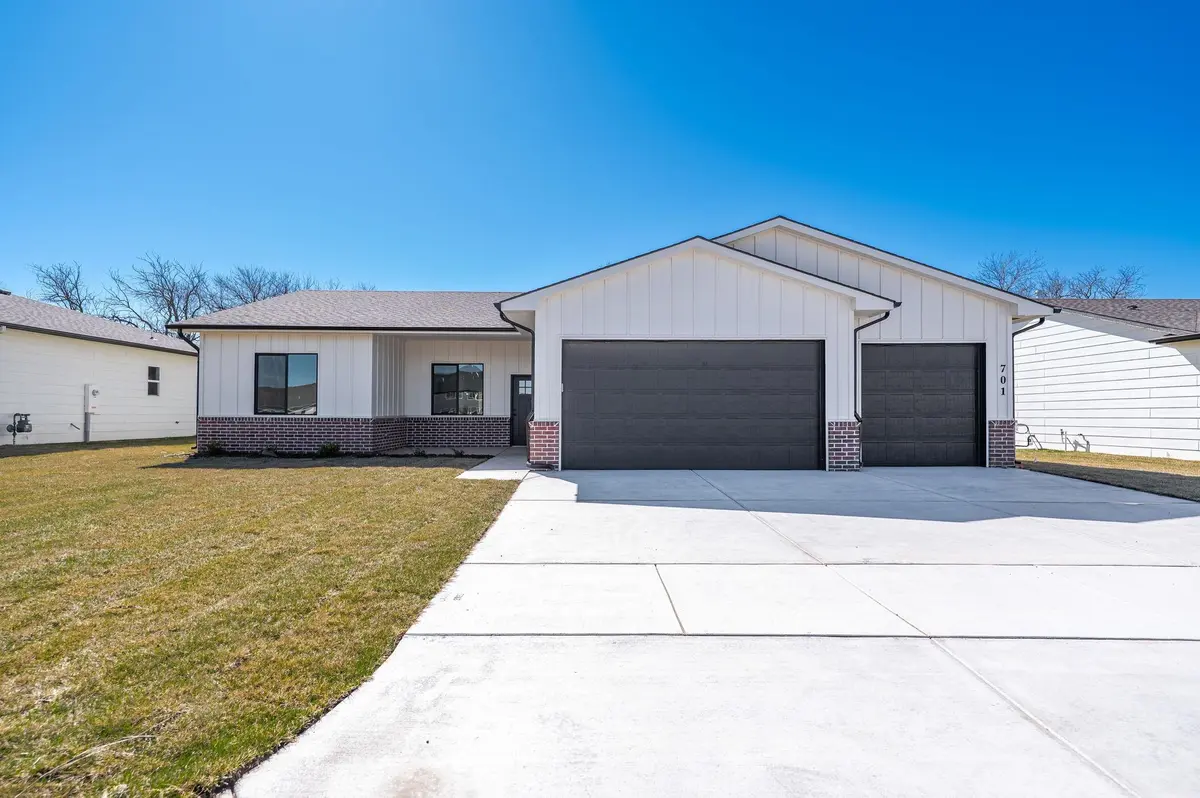 701 E Elmwood St, Park City, KS 67147