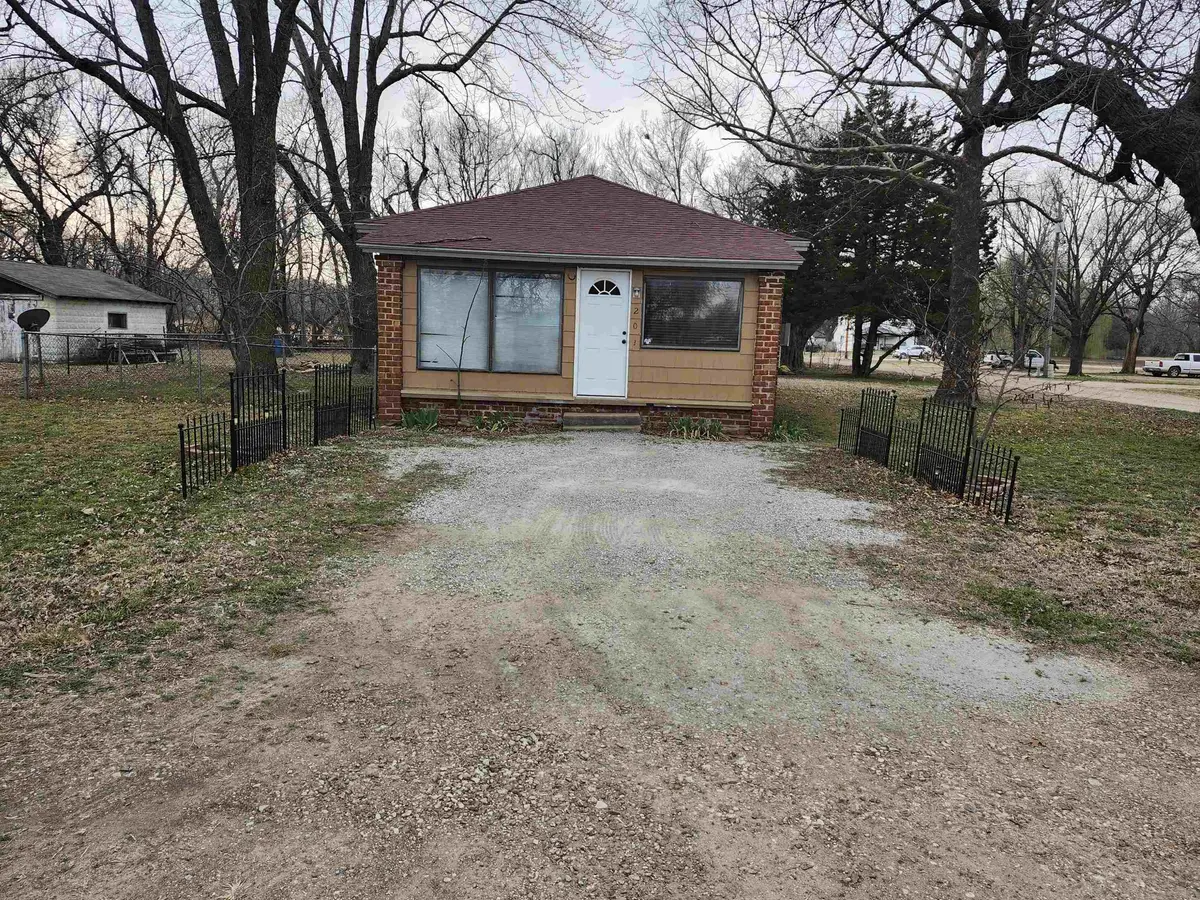 201 S 10th St., Arkansas City, KS 67005