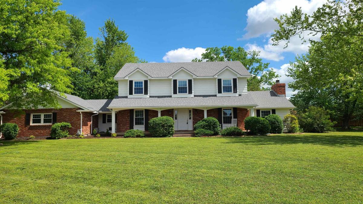 36 Melody Ln, Wellington, KS 67152