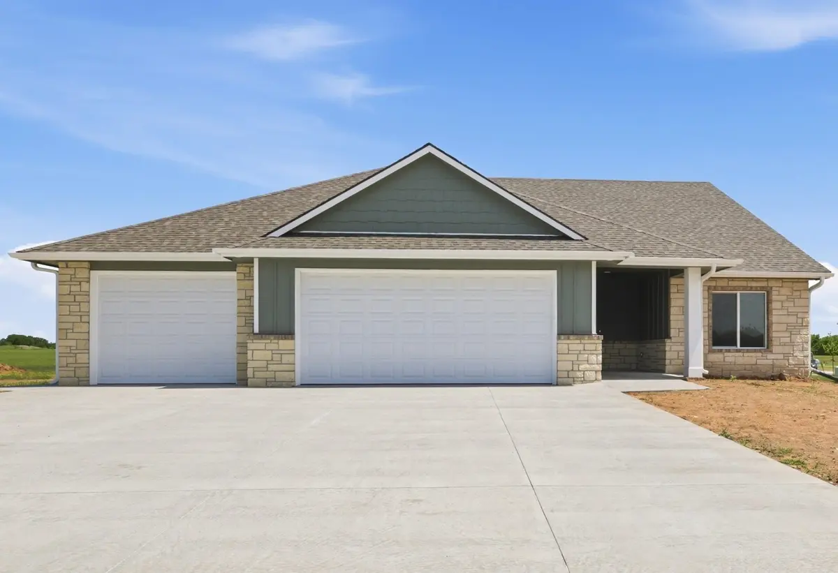 505 Maple Leaf Cir, Newton, KS 67114