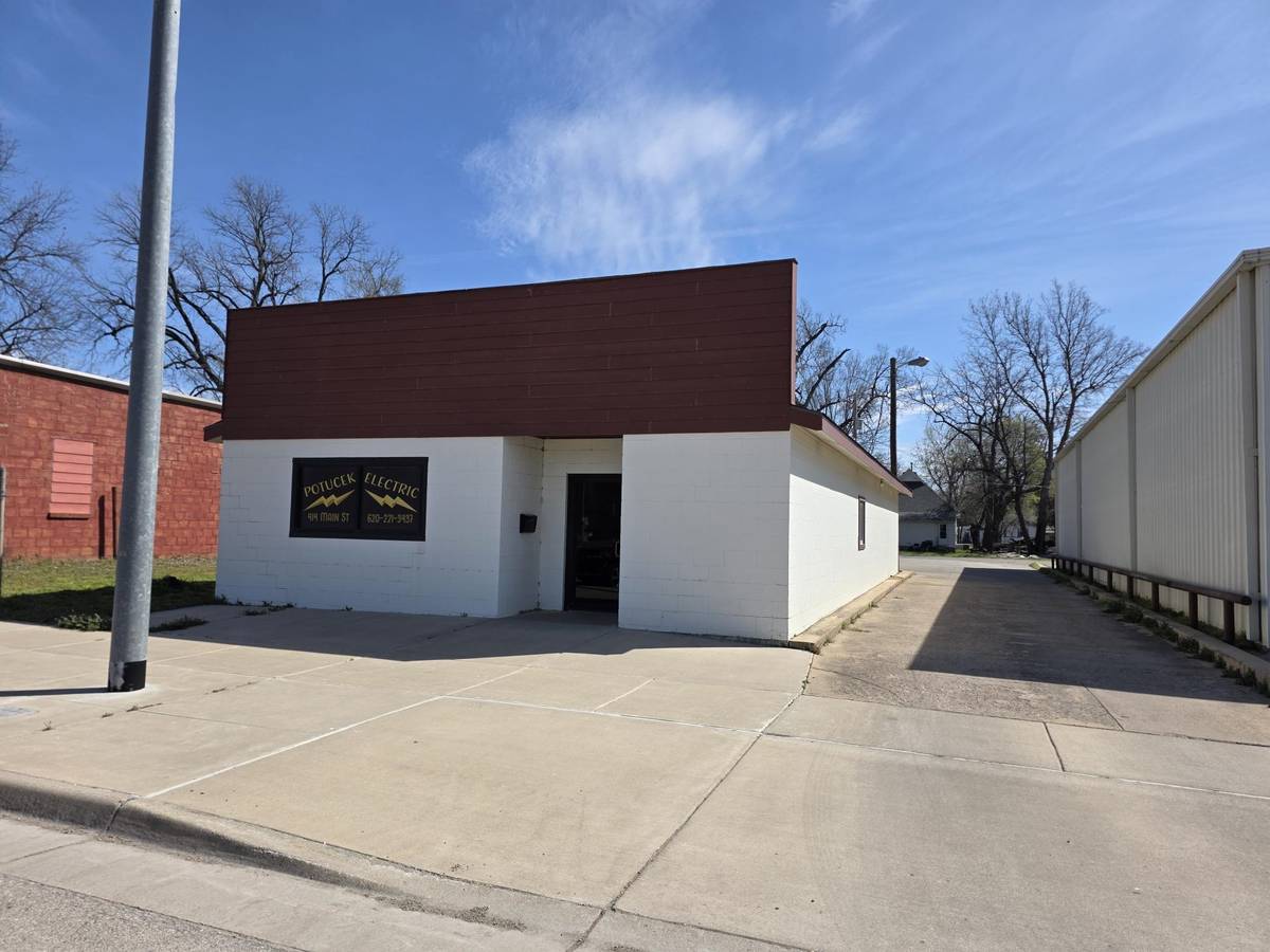 408 Main St, Winfield, KS 67156