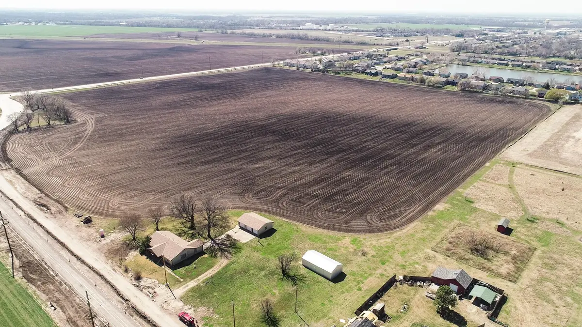 7945 N Seneca St, Valley Center, KS 67147
