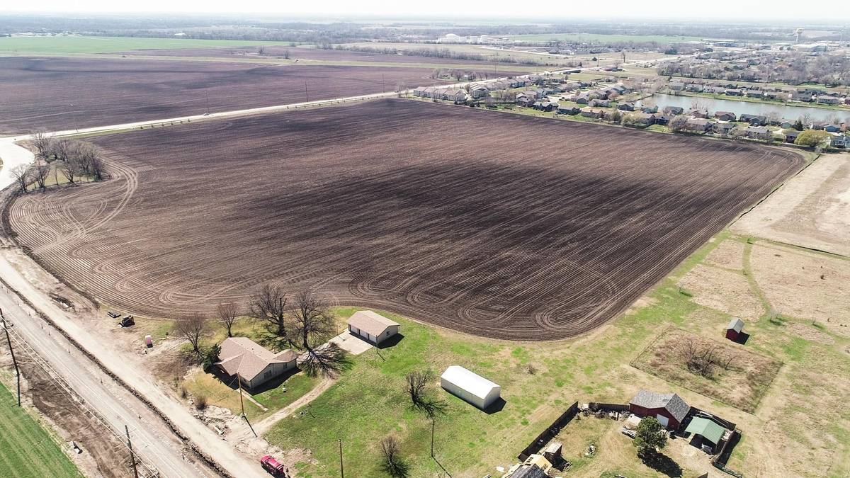 7945 N Seneca St, Valley Center, KS 67147