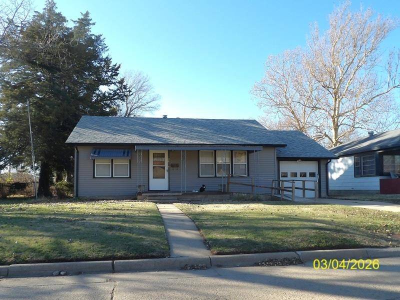 215 S Garfield Ave, Lyons, KS 67554