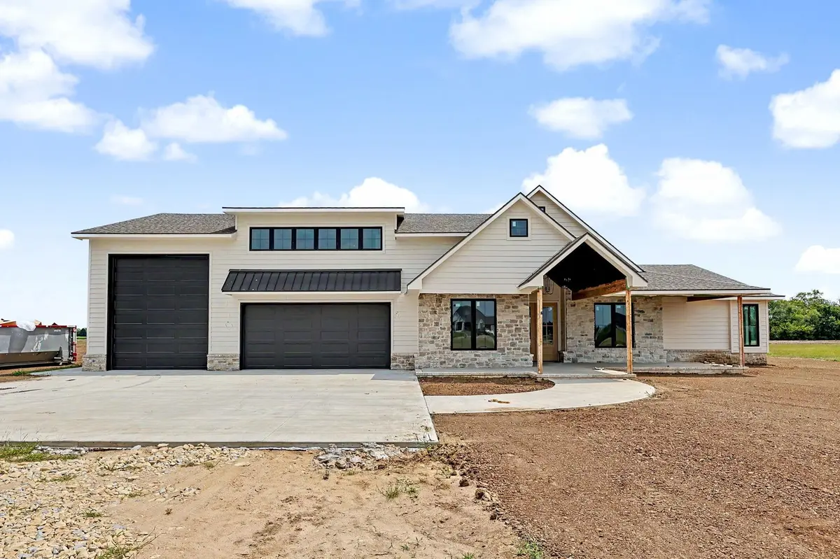 9040 N Isabelle St, Valley Center, KS 67147