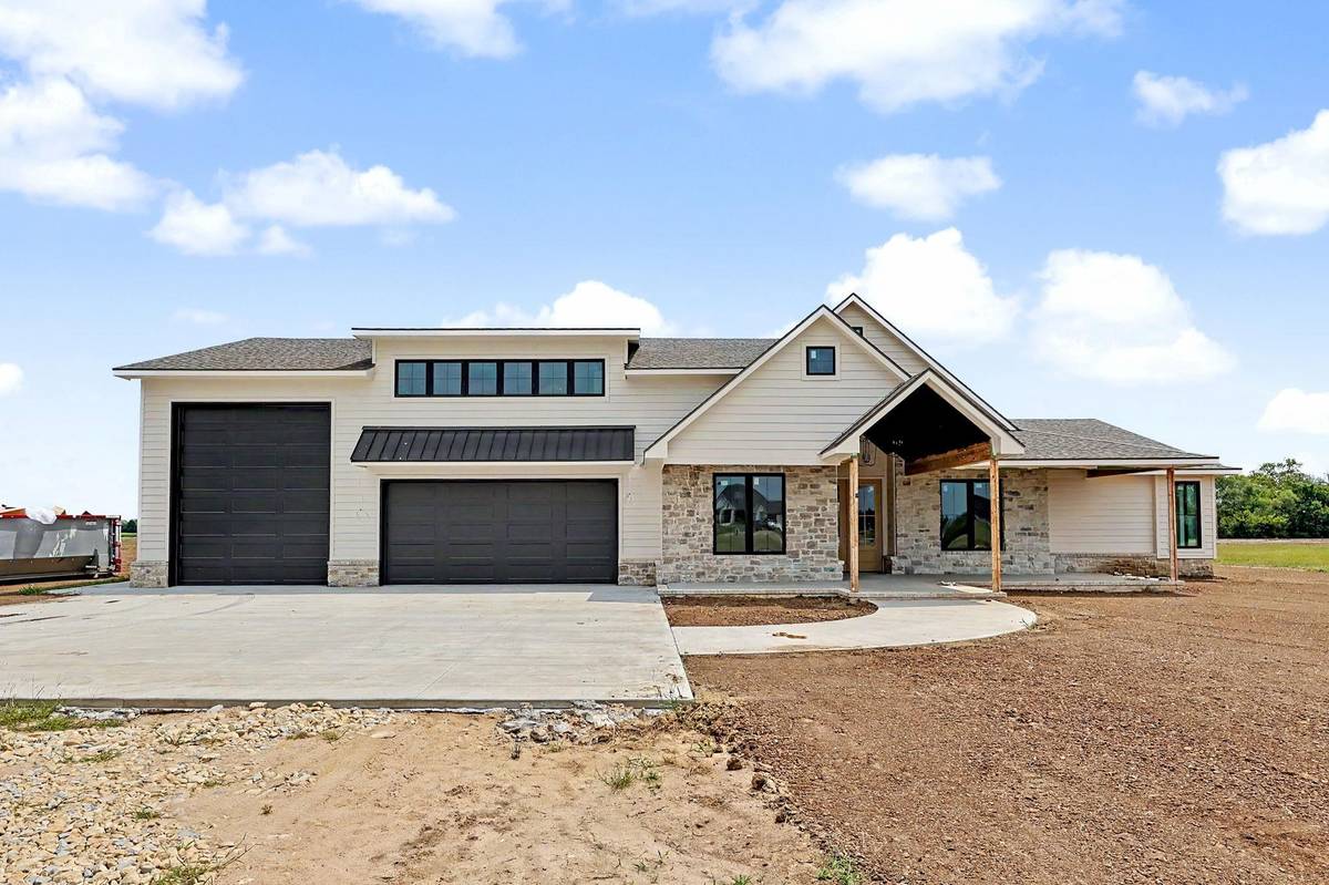 9040 N Isabelle St, Valley Center, KS 67147