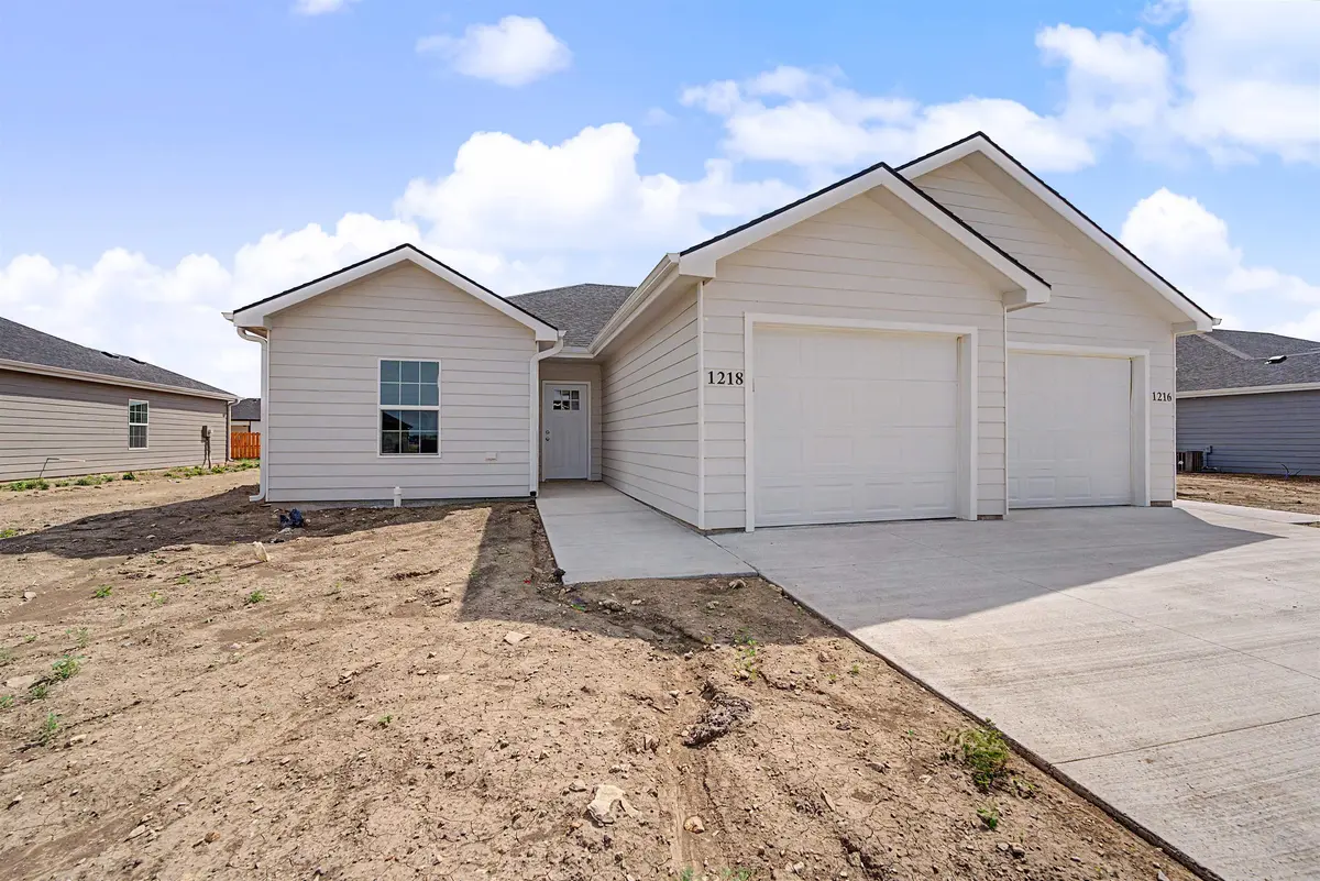 1218 Fountain Dr, Salina, KS 67401