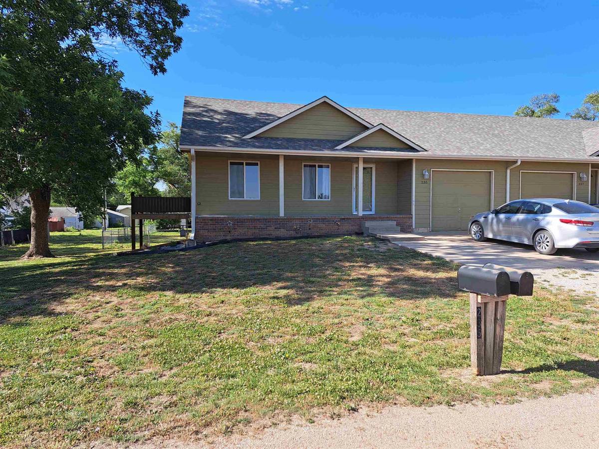235 W Wood Ave, Clearwater, KS 67026