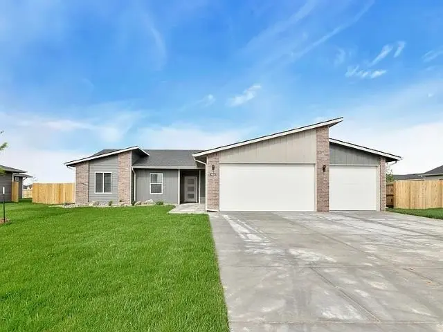 691 W Long Path Ct, Goddard, KS 67052