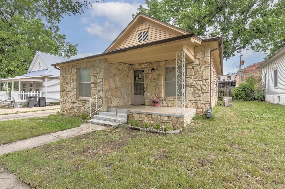 222 N 1st Street, Arkansas City, KS 67005