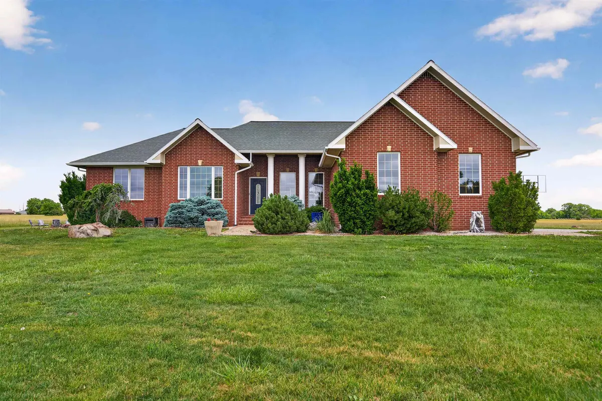 2100 N East Lake Rd, Newton, KS 67114