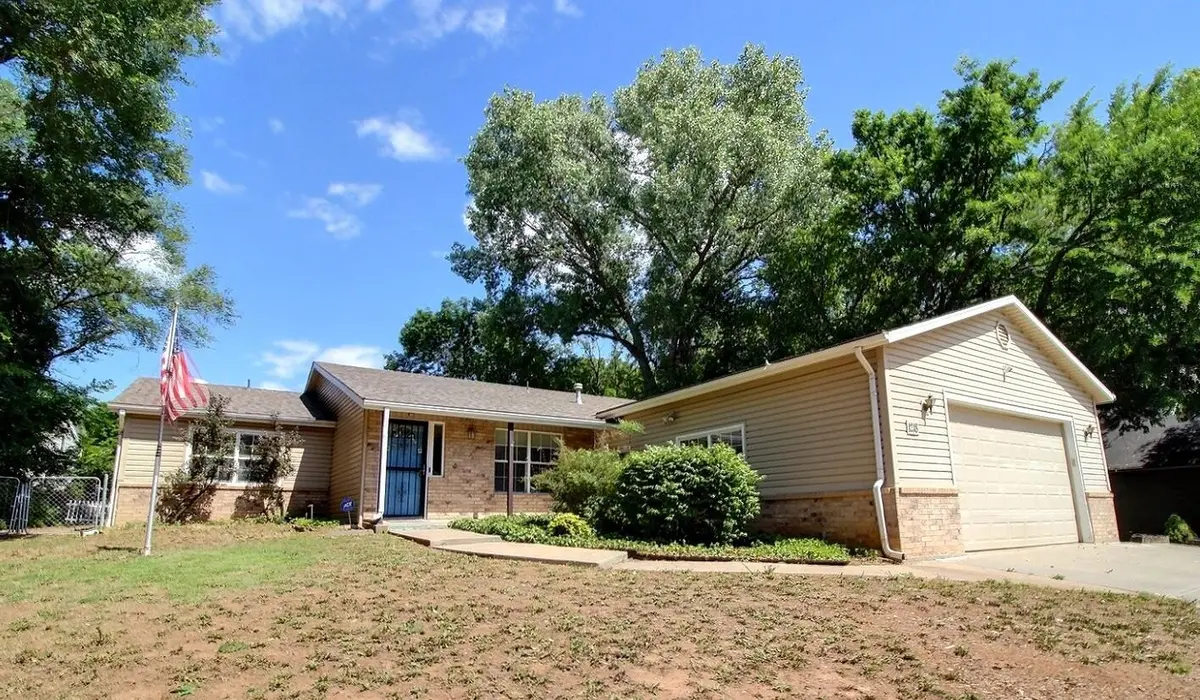 1218 N Wild Turkey Dr, Derby, KS 67037