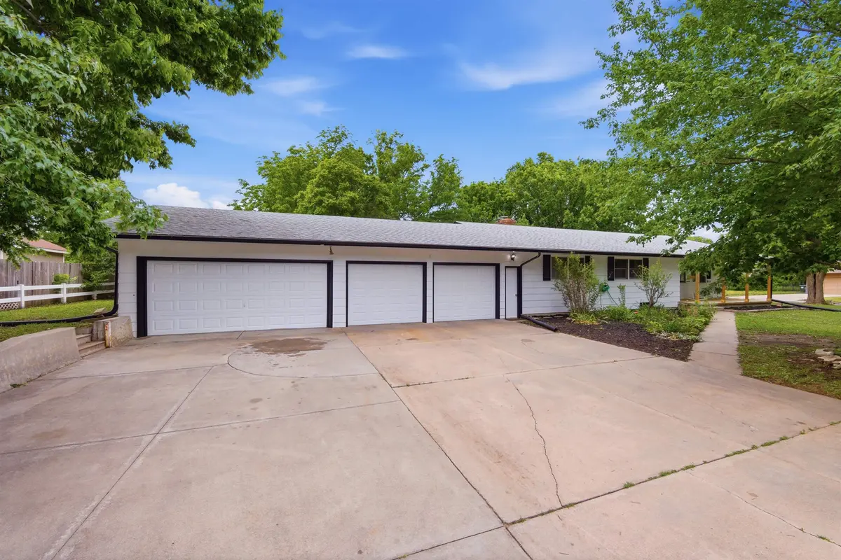 33 Regal Crescent, North Newton, KS 67117