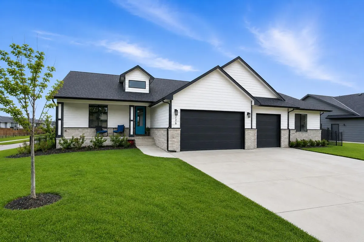 226 S Wellcrest Cir, Goddard, KS 67052
