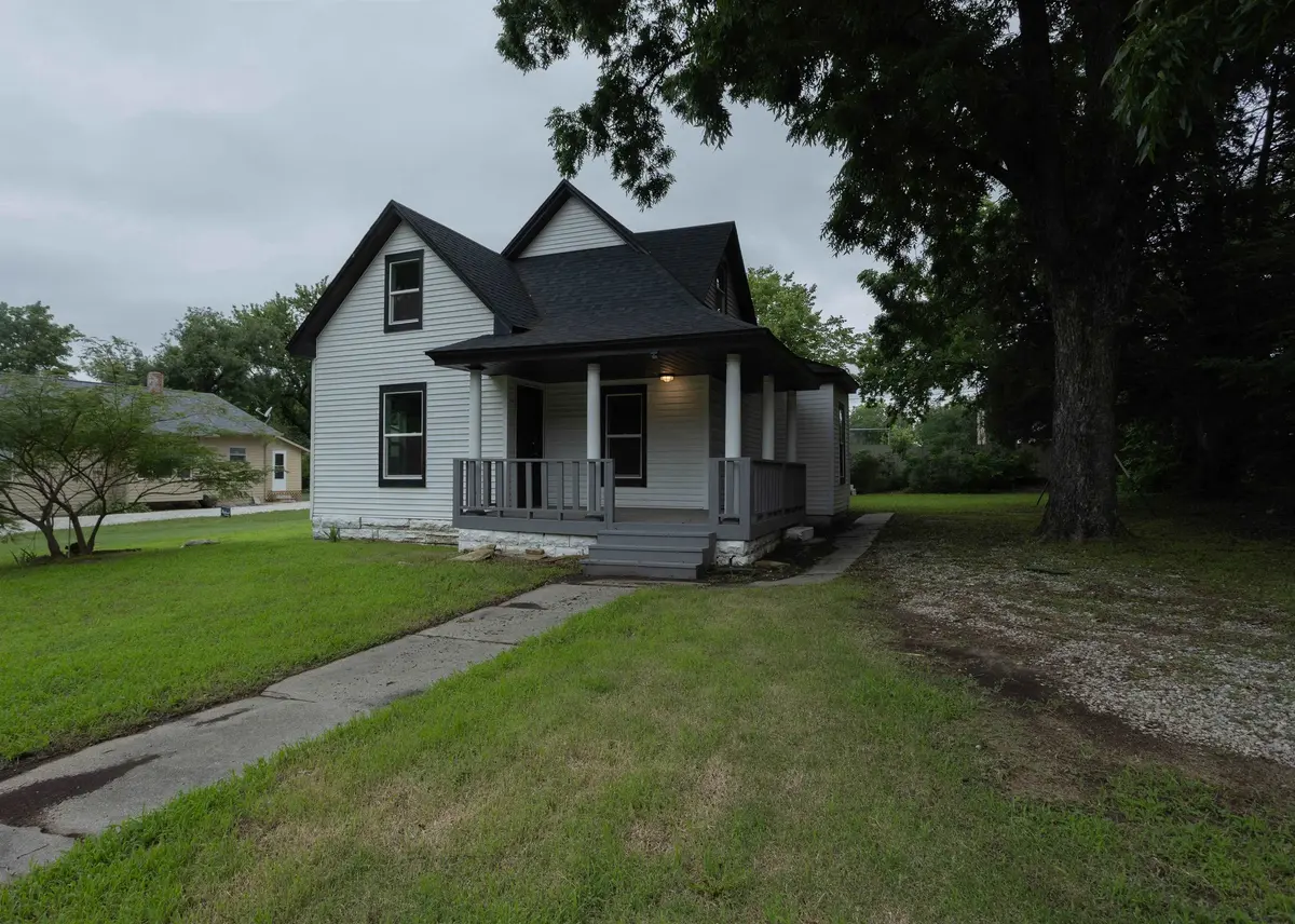 1424 E 1st St, Winfield, KS 67156