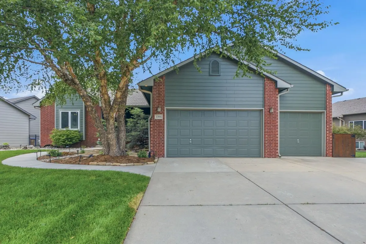 1301 E Rushwood Dr, Derby, KS 67037-3461