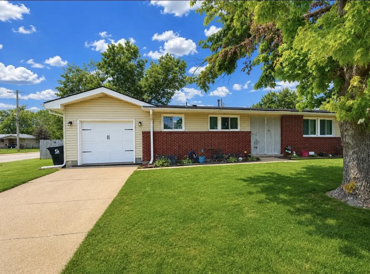 801 Greenbriar Dr., Salina, KS 67401