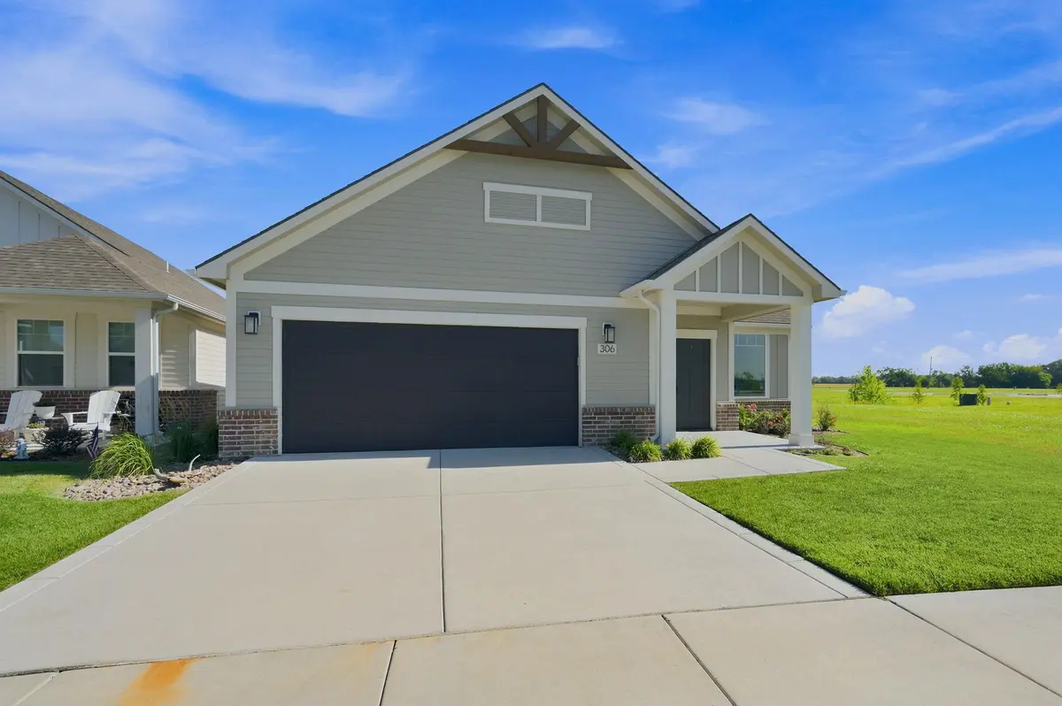 306 W Boxthorn Dr, Andover, KS 67002