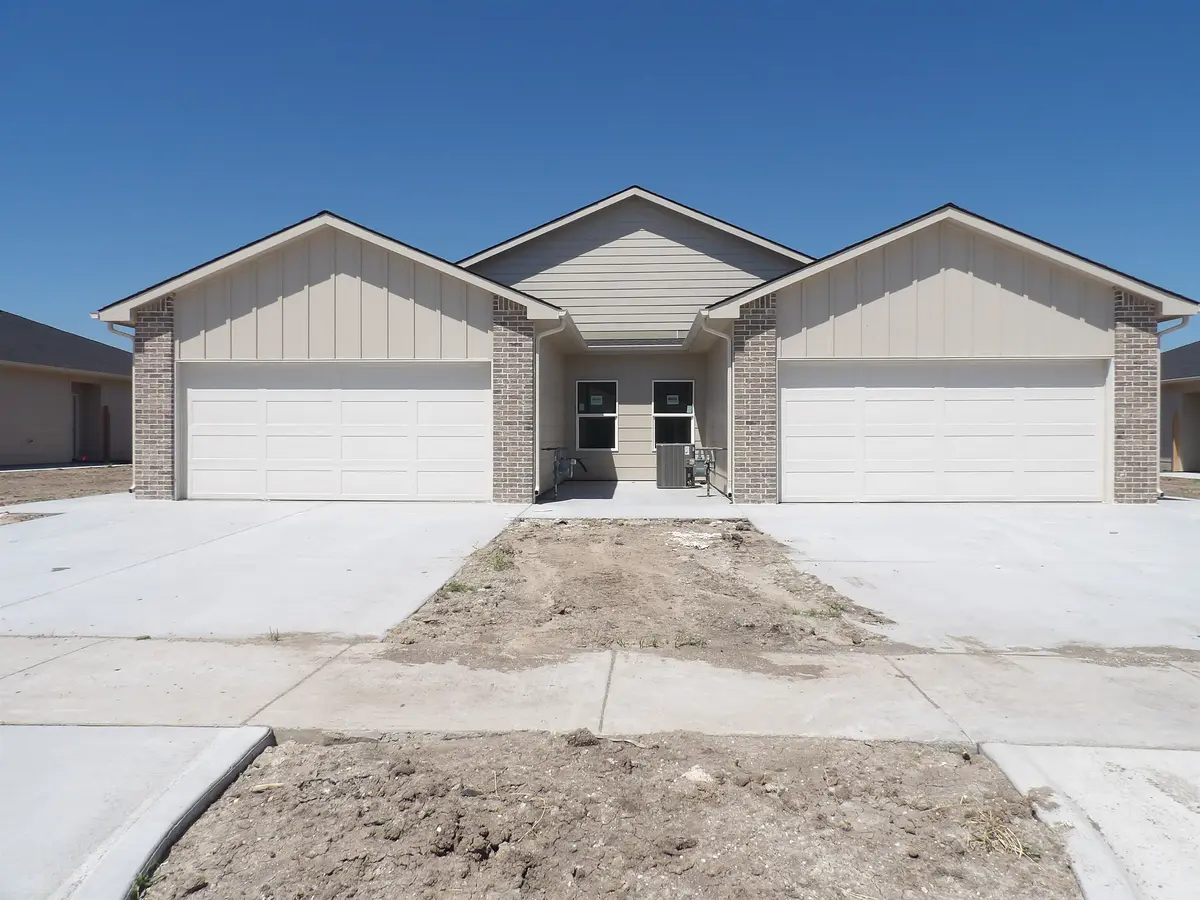 915-917 S Fox Ridge St, Newton, KS 67114