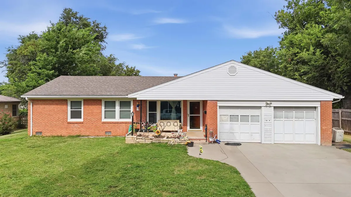 2337 S Crestway Ave, Wichita, KS 67218