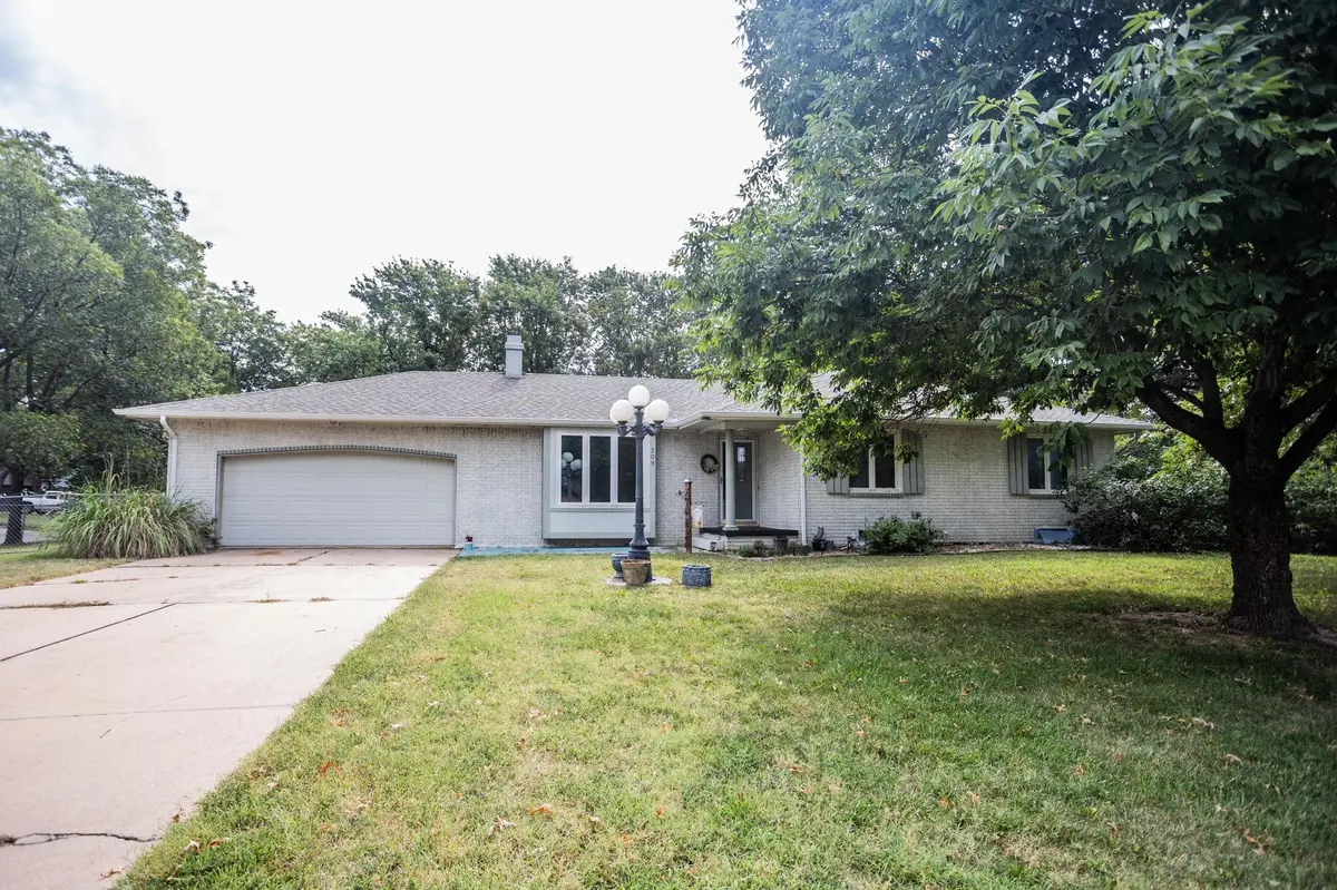 209 W Garnett Ct, Garden Plain, KS 67050