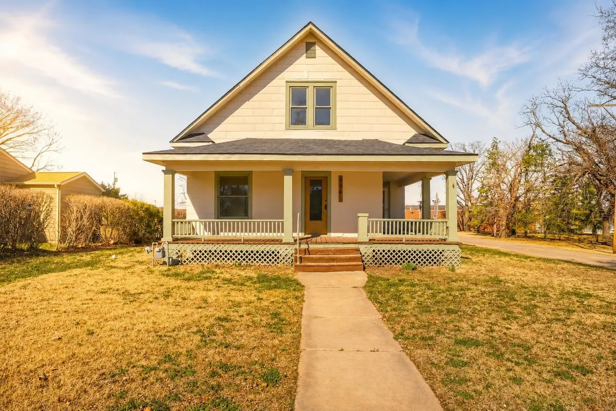 604 W Spring Ave, Conway Springs, KS 67031