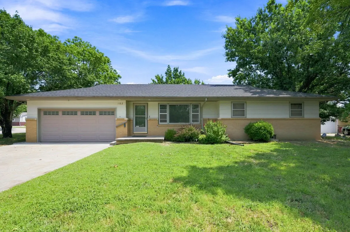 102 S Westview Rd, Andover, KS 67002
