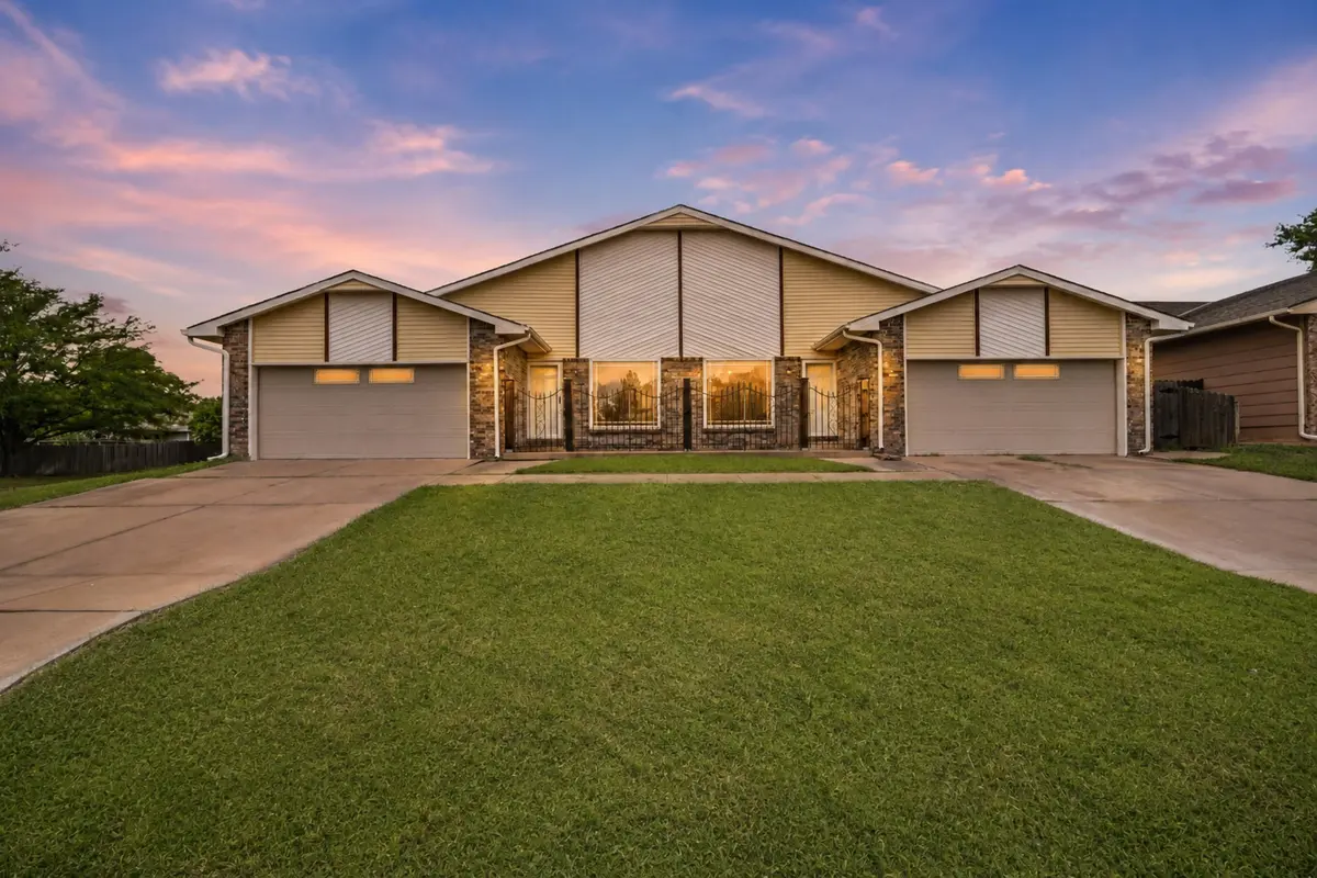 8702-8704 E Longlake Cir, Wichita, KS 67207