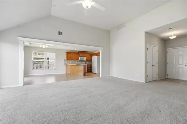 1604 SE Dalton DR, Lee's Summit, MO 64081