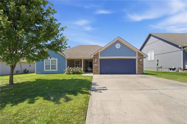 1604 SE Dalton DR, Lee's Summit, MO 64081