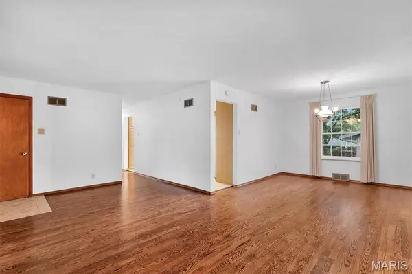 5837 Oak Forest LN, St Louis, MO 63128