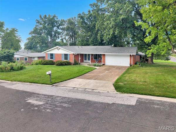 5837 Oak Forest LN, St Louis, MO 63128