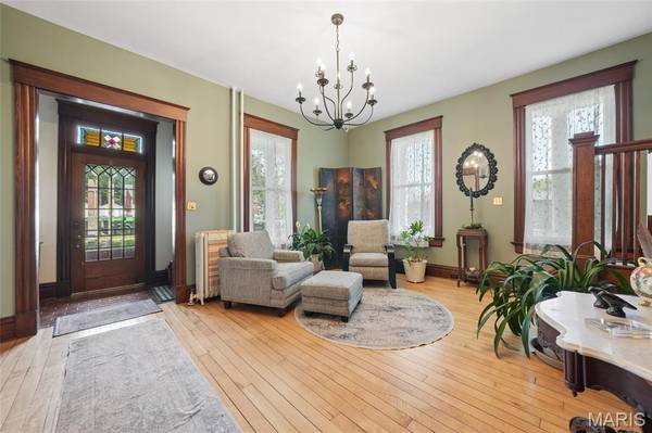 33 S Laclede Station RD, Webster Groves, MO 63119