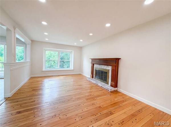 207 Renaldo DR, Chesterfield, MO 63017
