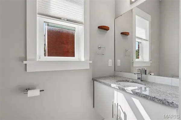 4321 Maryland AVE, St Louis, MO 63108